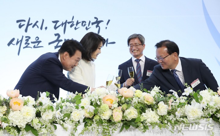 [서울=뉴시스] 전신 기자 = 윤석열 대통령과 부인 김건희 여사가 10일 서울 여의도 국회 로텐더홀에서 열린 경축 연회에서 김부겸 국무총리와 건배를 하고 있다. 2022.05.10. photo1006@newsis.com
