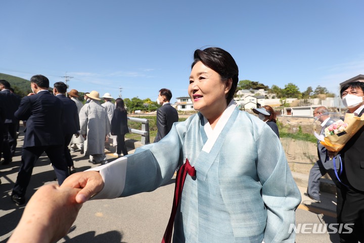 지지자와 인사하는 김정숙 여사. [양산=뉴시스] 김진아 기자 = 문재인 전 대통령 부인 김정숙 여사가 지난해 5월10일 오후 경남 양산시 하북면 평산마을 사저로 향하며 지지자와 인사하고 있다. 2022.05.10. bluesoda@newsis.com