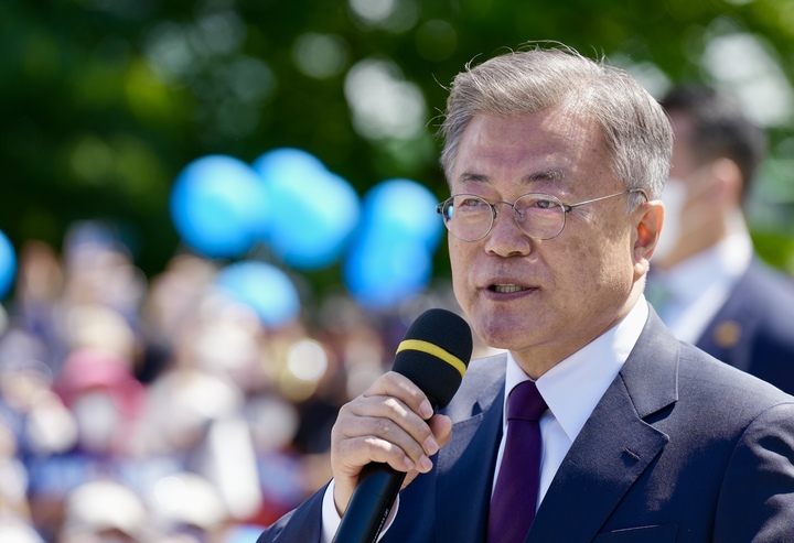 [서울=뉴시스] 문재인 전 대통령이 10일 경남 양산 사저로 가기 위해 울산역에 도착해 지지자들에게 인사말을 하고 있다. (사진=문재인 전 대통령측 제공) 2022.05.10. photo@newsis.com *재판매 및 DB 금지