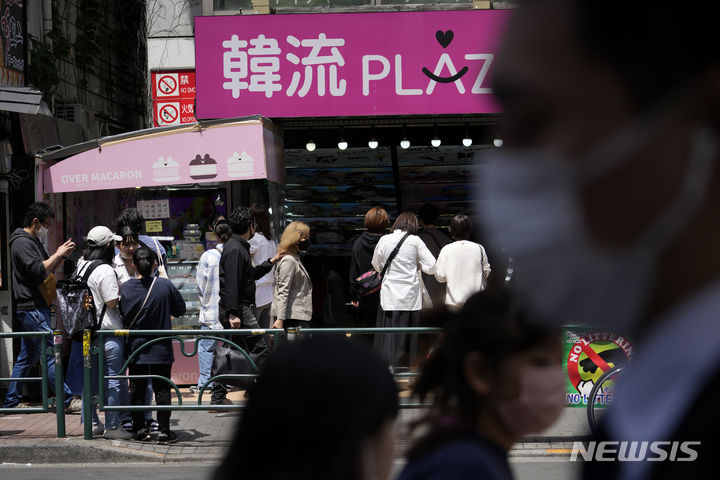 [도쿄=AP/뉴시스]일본에 있는 한국 음식점이 현지 맛집평가 웹사이트·애플리케이션 '타베로그'가 평가 기준을 바꿔 부당하게 평점이 내려가, 손님이 줄었다며 제기한 소송에서 19일 패소했다. 사진은 2022년 5월 10일 일본 도쿄에서 이른바 코리아타운으로 불리는 신오쿠보 지역에 한류 관련 가게 앞을 시민들이 걸어가고 있는 모습. 기사와 관련 없음. 2024.01.19.