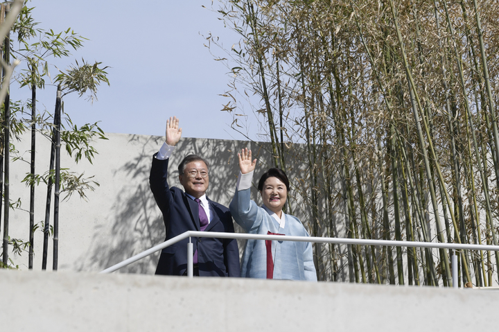 [서울=뉴시스] 문재인 전 대통령과 김정숙 여사가 지난 2022년 5월10일 경남 양산 평산마을에 도착 후 사저에 들어서기 전 주민들과 지지자들에게 인사하고 있는 모습. (사진=문재인 전 대통령측 제공) 2022.05.10. photo@newsis.com *재판매 및 DB 금지