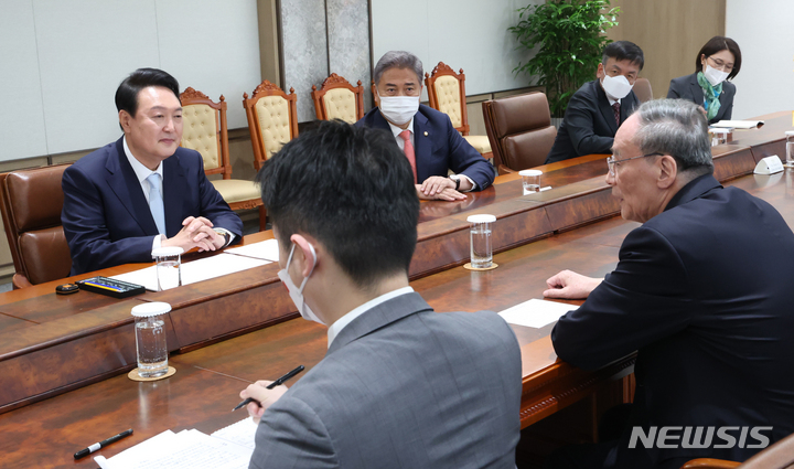 [서울=뉴시스] 전신 기자 = 윤석열 대통령이 10일 서울 용산구 대통령 집무실 앞에서 왕치산 중국 국가 부주석을 접견하고 있다. 2022.05.10. photo1006@newsis.com