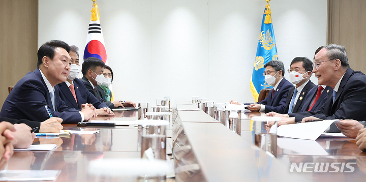 [서울=뉴시스] 전신 기자 = 윤석열 대통령이 10일 서울 용산구 대통령 집무실 앞에서 왕치산 중국 국가 부주석을 접견하고 있다. 2022.05.10. photo1006@newsis.com