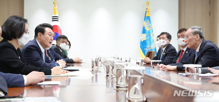 [서울=뉴시스] 전신 기자 = 윤석열 대통령이 10일 서울 용산구 대통령 집무실 앞에서 왕치산 중국 국가 부주석을 접견하고 있다. 2022.05.10. photo1006@newsis.com