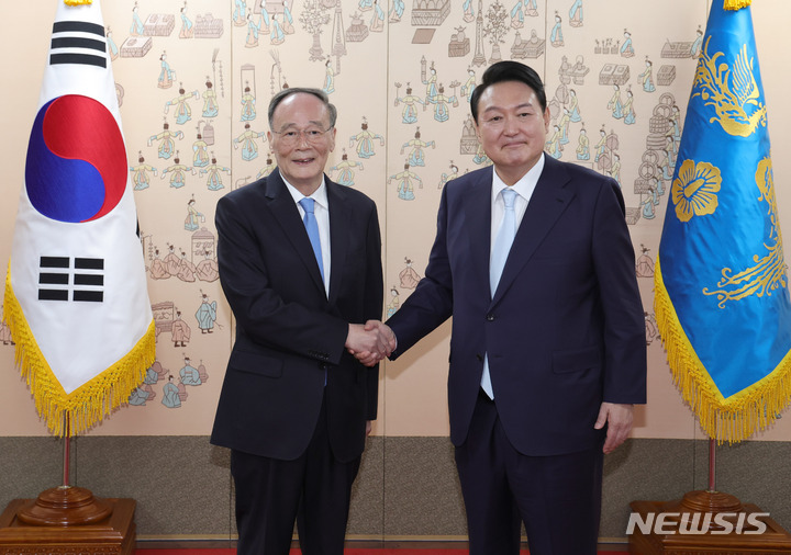 [서울=뉴시스] 전신 기자 = 윤석열 대통령이 10일 서울 용산구 대통령 집무실에서 왕치산 중국 국가 부주석과 기념촬영하고 있다. 2022.05.10. photo1006@newsis.com