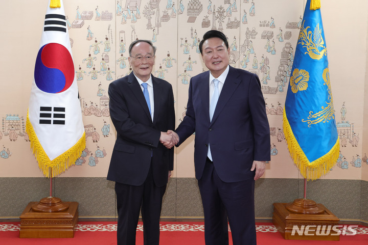 [서울=뉴시스] 전신 기자 = 윤석열 대통령이 10일 서울 용산구 대통령 집무실에서 왕치산 중국 국가 부주석과 기념촬영하고 있다. 2022.05.10. photo1006@newsis.com