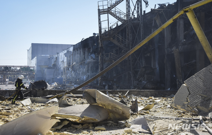 [오데사=AP/뉴시스] 지난 10일(현지시간) 우크라이나 오데사 외곽의 파괴된 건물 근처에서 우크라이나 소방관이 작업하고 있다. 2022.05.12.