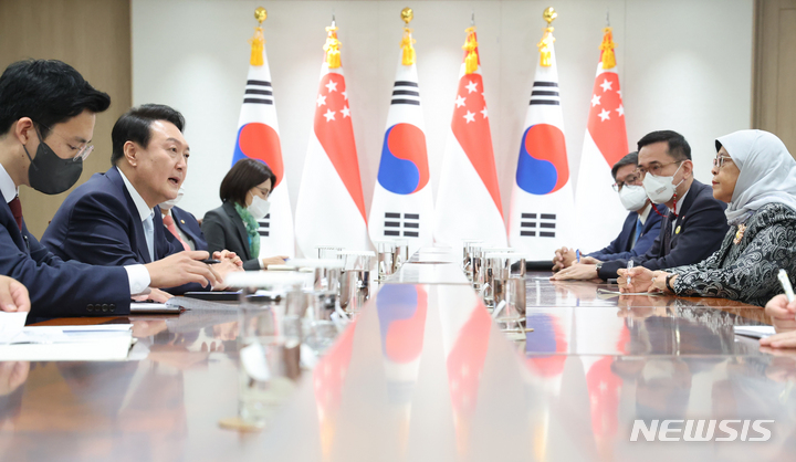 [서울=뉴시스] 전신 기자 = 윤석열 대통령이 10일 서울 용산구 대통령 집무실에서 할리마 야콥 싱가포르 대통령과 한-싱가포르 정상 환담을 하고 있다. 2022.05.10. photo1006@newsis.com
