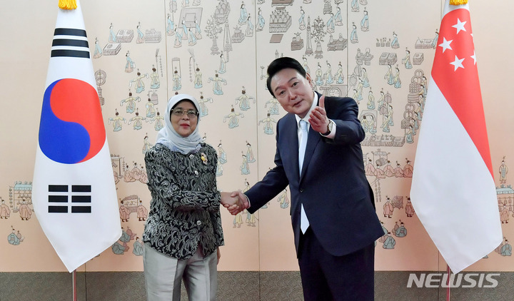 [서울=뉴시스] 전신 기자 = 윤석열 대통령이 10일 서울 용산구 대통령 집무실 앞에서 할리마 야콥 싱가포르 대통령과 기념촬영하고 있다. 2022.05.10. photo1006@newsis.com