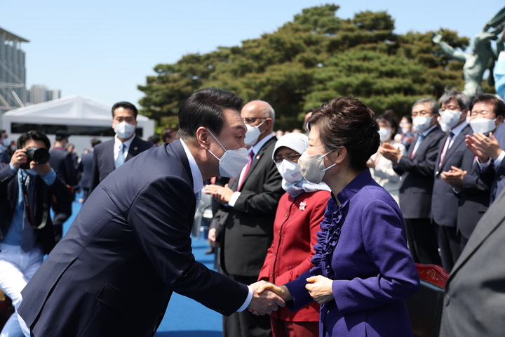 [서울=뉴시스] 윤석열 대통령이 10일 서울 여의도 국회 앞마당에서 열린 취임식에서 박근혜 전 대통령과 인사하고 있다. (사진=대통령실 제공) 2022.05.10. photo@newsis.com *재판매 및 DB 금지