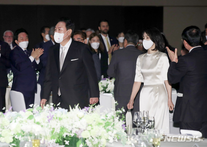 [서울=뉴시스] 홍효식 기자 = 윤석열 대통령과 부인 김건희 여사가 10일 오후 서울 중구 신라호텔에서 열린 외빈 초청 만찬에 입장하고 있다. 2022.05.10. yesphoto@newsis.com