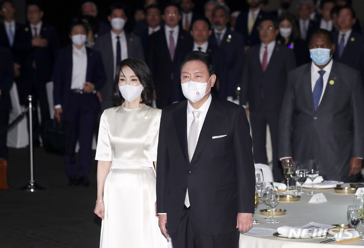 [서울=뉴시스] 홍효식 기자 = 윤석열 대통령과 부인 김건희 여사가 10일 오후 서울 중구 신라호텔에서 열린 외빈 초청 만찬에서 애국가 연주를 듣고 있다. 2022.05.10. yesphoto@newsis.com