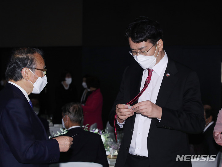 [서울=뉴시스] 홍효식 기자 = 조원태 한진그룹 회장이 지난 10일 오후 서울 중구 신라호텔에서 열린 윤석열 대통령 외빈 초청 만찬에 참석해 있다. 2022.05.10. yesphoto@newsis.com