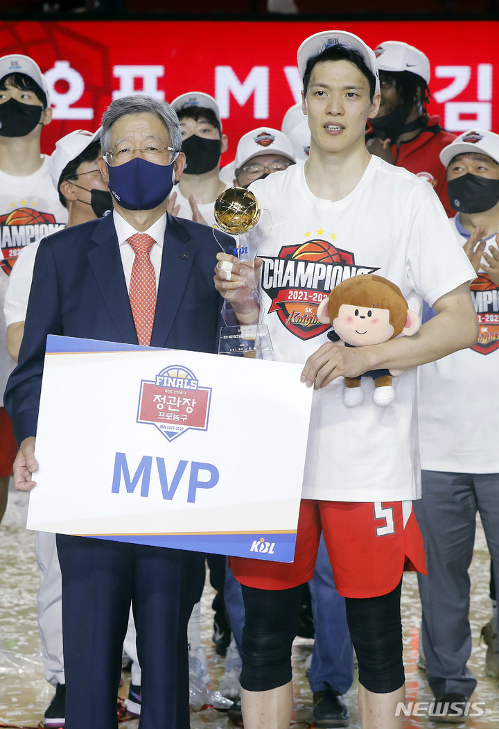 [서울=뉴시스] 최동준 기자 = 10일 서울 송파구 잠실학생체육관에서 열린 2021-2022 프로농구 챔피언결정전 5차전 서울 SK나이츠가 안양 KGC인삼공사에 86:62로 승리하며 우승을 차지했다. MVP를 수상한 SK 김선형이 김희옥 KBL 총재와 기념촬영을 하고 있다. 2022.05.10. photocdj@newsis.com