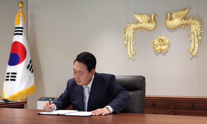 [서울=뉴시스] 윤석열 대통령이 지난 10일 새로 마련된 서울 용산 대통령 집무실에서 업무를 보고 있다. (사진=대통령실 제공) 2022.05.10. photo@newsis.com *재판매 및 DB 금지