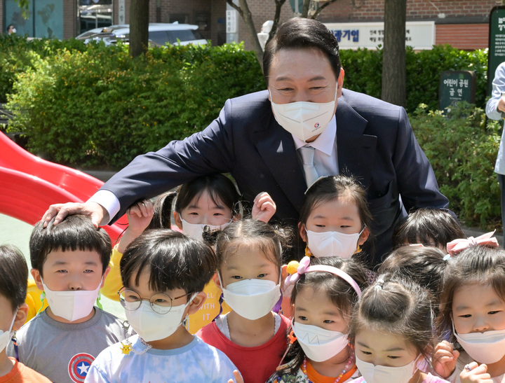 [서울=뉴시스] 윤석열 대통령이 지난 5월10일 오후 서울 용산구 대통령실 청사에 들어가기 전 용산구 주민 환영행사에서 아이들과 기념촬영을 하고 있다. (사진=대통령실 제공) 2022.05.10. photo@newsis.com *재판매 및 DB 금지