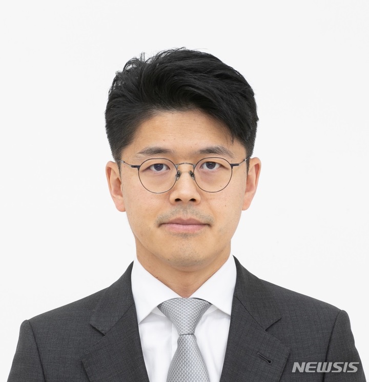 [서울=뉴시스]고효율 광전소자 태양전지를 개발해 '이달의 과학기술인상' 5월 수상자로 선정된 이정용 KAIST 전기및전자공학부 교수. (사진=과학기술정보통신부 제공)