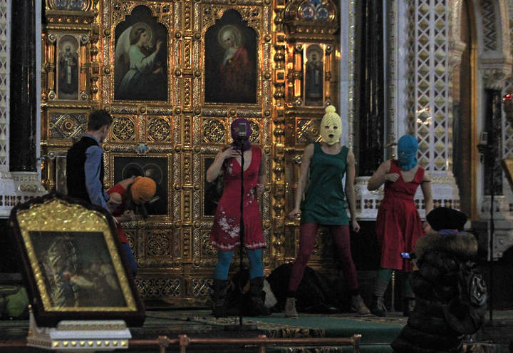 [모스크바(러시아)=AP/뉴시스] 2012년 2월21일 러시아 록밴드 푸시 라이엇 멤버들이 모스크바에 있는 그리스도 구세주 성당에서 공연하려고 시도하고 있다. 이들은 푸틴의 크렘린 복귀에 항의하기 위해 성당 안에서 '펑크 기도'를 했다고 밝혔다. 2022.05.11. *재판매 및 DB 금지