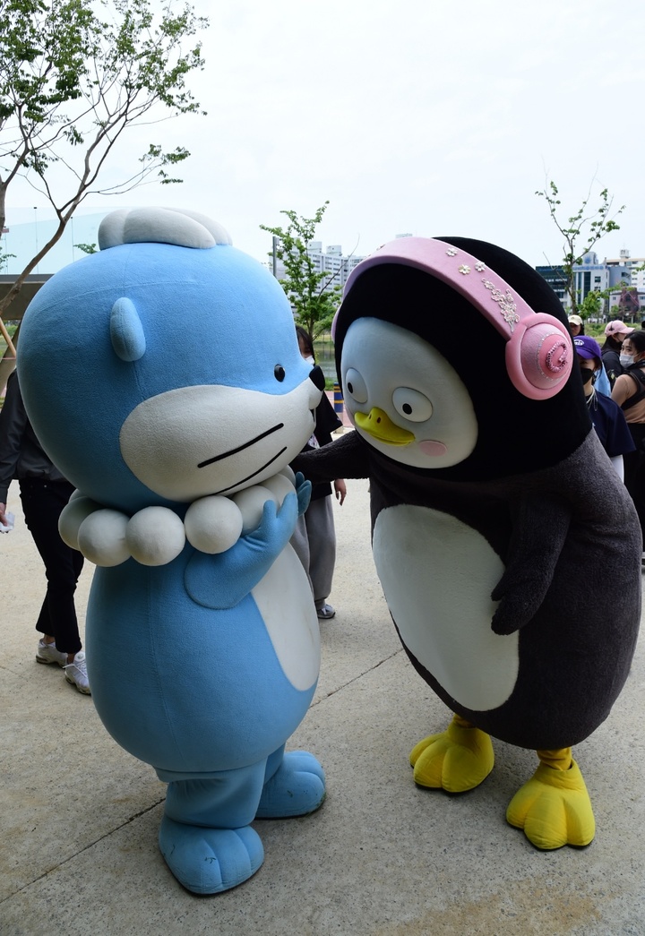 [진주=뉴시스] 진주시 관광캐릭터 ‘하모’, EBS 펭수를 만나다. *재판매 및 DB 금지