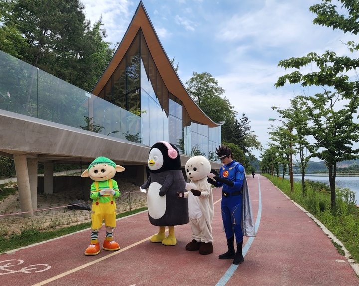 [진주=뉴시스] 진주시 관광캐릭터 ‘하모’, EBS 펭수를 만나다. *재판매 및 DB 금지