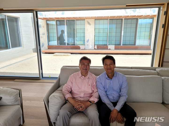 [서울=뉴시스]임종석 전 대통령비서실장이 11일 문재인 전 대통령을 경남 양산 사저에서 만난 모습. (사진 = 임종석 전 대통령비서실장 페이스북 캡처) 2022.05.11.