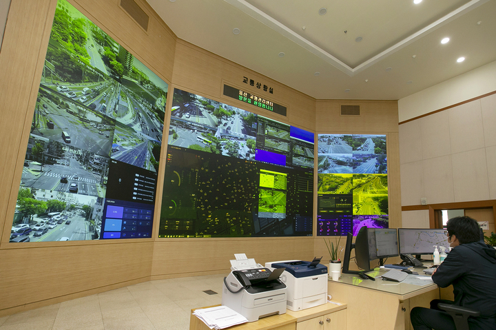 [서울=뉴시스] KT가 울산에 C-ITS 구축을 완료했다. 이를 통해 취합된 각종 정보는 울산 교통관리센터 교통상황실에서 확인할 수 있다. (사진=KT 제공) 2022.5.11 *재판매 및 DB 금지