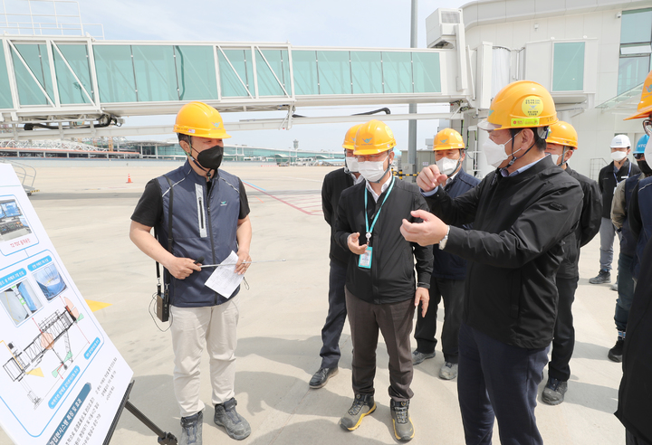 [인천공항=뉴시스] 홍찬선 기자 = 김경욱 인천공항공사 사장이 11일 오후 인천공항 제2여객터미널 계류장에 건설된 원격탑승교 준공현장에서 관계자들과 최종 시설물 점검을 진행하고 있다. (사진=인천공항공사 제공) 2022.05.11. photo@newsis.com *재판매 및 DB 금지