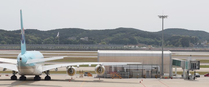 [인천공항=뉴시스] 홍찬선 기자 = 인천공항공사는 11일 오후 인천공항 제2여객터미널 계류장에 건설된 원격탑승교 준공현장에서 최종 시설물 점검을 진행했다고 밝혔다. 사진은 인천공항에 완공된 원격탑승교의 모습. (사진=인천공항공사 제공) 2022.05.11. photo@newsis.com *재판매 및 DB 금지