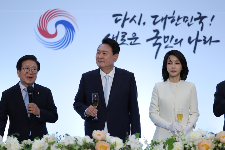 [서울=뉴시스] 윤석열 대통령과 김건희 여사가 10일 서울 여의도 국회 로텐더홀에서 열린 경축 연회에서 박병석 국회의장의 건배사를 경청하고 있다. (사진=대통령실 제공) 2022.05.11. photo@newsis.com *재판매 및 DB 금지