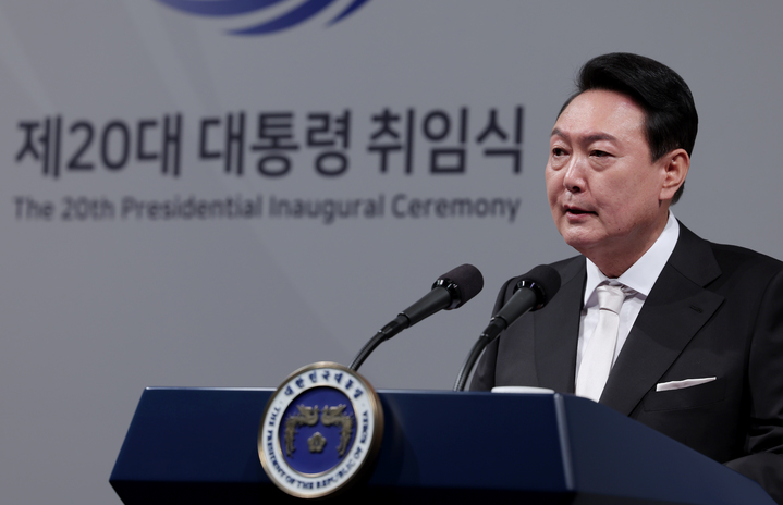 [서울=뉴시스] 윤석열 대통령이 10일 오후 서울 중구 신라호텔에서 열린 외빈 초청 만찬에서 만찬사하고 있다. (사진=대통령실 제공) 2022.05.11. photo@newsis.com *재판매 및 DB 금지