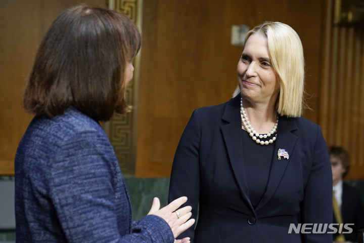 [워싱턴= AP/뉴시스] 브리짓 브링크 미 우크라이나 대사 지명자(오른쪽)가 2022년 5월10일(현지시각) 상원외교위원회 청문회에 나서기 전에 의원들과 대화하고 있다.&nbsp; 지난달 사임한 그가 16일 도널드 트럼프 미 대통령의 우크라이나 관련 입장을 강력히 비판했다. 2025.5.17.