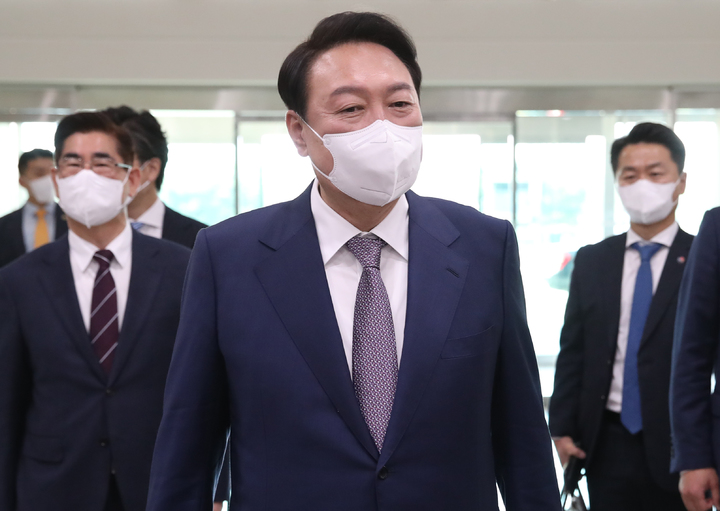 [서울=뉴시스] 전신 기자 = 윤석열 대통령이 11일 오전 서울 용산구 대통령실로 출근하면서 취재진의 질문에 답하고 있다. 2022.05.11. photo1006@newsis.com