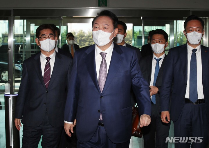 [서울=뉴시스] 전신 기자 = 윤석열 대통령이 11일 오전 서울 용산구 대통령실로 출근하고 있다. 2022.05.11. photo1006@newsis.com