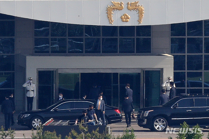 [서울=뉴시스] 백동현 기자 = 윤석열 대통령이 11일 오전 서울 용산구 대통령 집무실로 들어가고 있다. 2022.05.11. livertrent@newsis.com