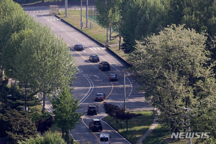 [서울=뉴시스] 백동현 기자 = 윤석열 대통령이 11일 오전 서울 용산구 전 주한미군용산기지를 통해 대통령 집무실로 향하고 있다. 2022.05.11. livertrent@newsis.com