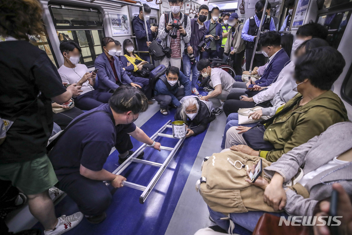 [서울=뉴시스] 정병혁 기자 = 전국장애인자별철폐연대 관계자가 11일 서울 용산구 삼각지역 승강장에서 열린 장애인 권리 예산 보장 촉구 기자회견을 마친 뒤 지하철에 탑승하고 있다. 2022.05.11. jhope@newsis.com