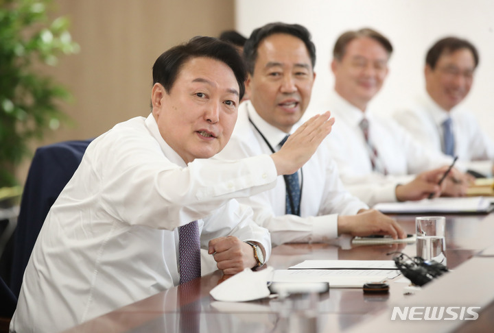 [서울=뉴시스] 전신 기자 = 윤석열 대통령이 11일 서울 용산 대통령실 청사 대회의실에서 열린 대통령 주재 수석비서관회의를 주재하고 있다. 2022.05.11. photo1006@newsis.com
