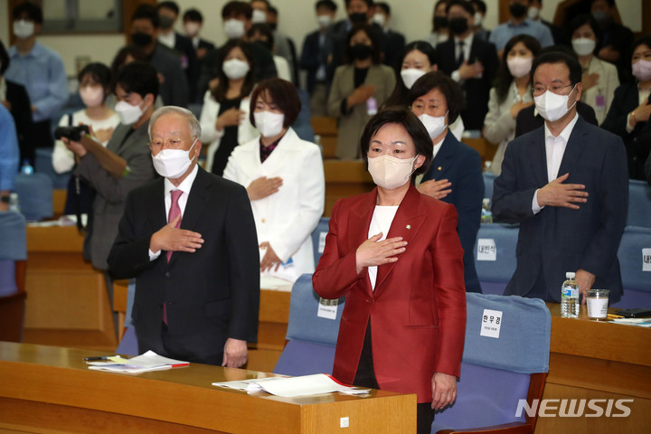 [서울=뉴시스] 김선웅 기자 = 한무경 국민의힘 의원과 손경식 한국경영자총협회 회장이 11일 서울 여의도 국회 의원회관에서 열린 국회의원 한무경(국민의힘), 한국경영자협회 주최 '근로시간 유연성 개선, 어떻게 해야하나?' 토론회에서 국민의례를 하고 있다. 2022.05.11. mangusta@newsis.com