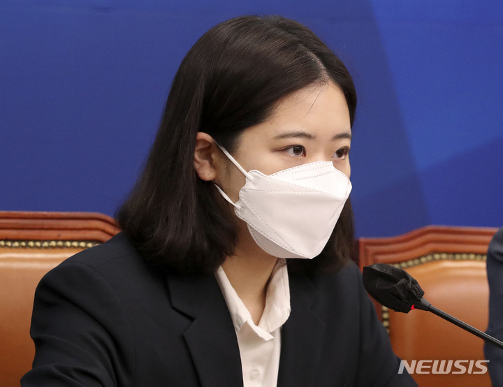 [서울=뉴시스] 최진석 기자 = 박지현 더불어민주당 공동비상대책위원장이 11일 오전 서울 여의도 국회에서 열린 더불어민주당 비상대책위원회의에서 발언을 하고 있다. (공동취재사진) 2022.05.11. photo@newsis.com