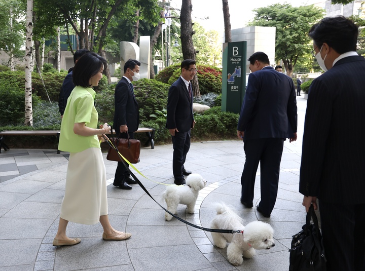 [서울=뉴시스] 김건희 여사가 11일 오전 서울 서초구 서초동 자택에서 출근하는 윤석열 대통령을 배웅하고 있다. (사진=대통령실 제공) 2022.05.11. photo@newsis.com *재판매 및 DB 금지