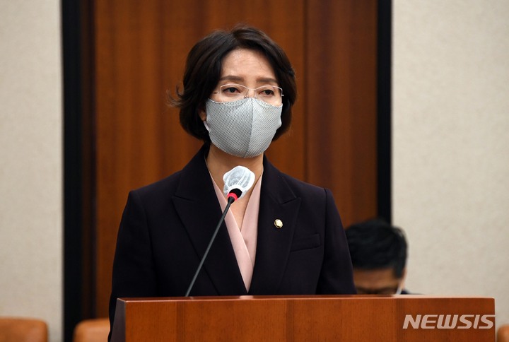 [서울=뉴시스] 전진환 기자 = 이영 중소벤처기업부 장관 후보자가 11일 서울 여의도 국회 산업통상자원중소벤처기업위원회 회의실에서 열린 인사청문회에서 모두 발언을 하고 있다. (공동취재사진) 2022.05.11. photo@newsis.com