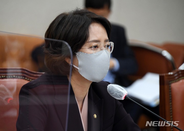 [서울=뉴시스] 전진환 기자 = 이영 중소벤처기업부 장관 후보자가 11일 서울 여의도 국회 산업통상자원중소벤처기업위원회 회의실에서 열린 인사청문회에서 답변을 하고 있다. (공동취재사진) 2022.05.11. photo@newsis.com