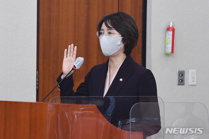 [서울=뉴시스] 전진환 기자 = 이영 중소벤처기업부 장관 후보자가 11일 서울 여의도 국회에서 열린 산업통상자원중소벤처기업위원회 인사청문회에서 선서를 하고 있다. (공동취재사진) 2022.05.11. photo@newsis.com