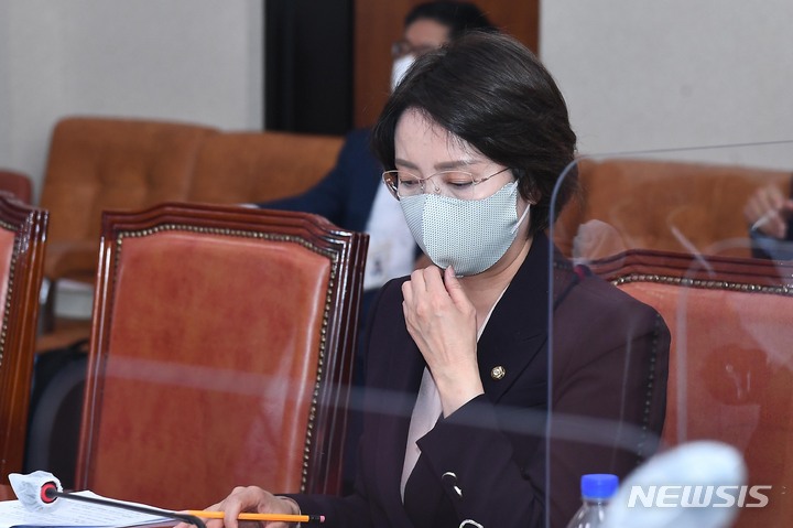 [서울=뉴시스] 전진환 기자 = 이영 중소벤처기업부 장관 후보자가 11일 서울 여의도 국회에서 열린 산업통상자원중소벤처기업위원회 인사청문회에서 마스크를 만지고 있다. (공동취재사진) 2022.05.11. photo@newsis.com