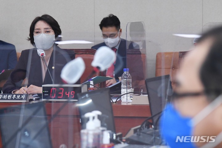 [서울=뉴시스] 전진환 기자 = 이영 중소벤처기업부 장관 후보자가 11일 서울 여의도 국회에서 열린 산업통상자원중소벤처기업위원회 인사청문회에서 의원들의 질의에 답하고 있다. (공동취재사진) 2022.05.11. photo@newsis.com