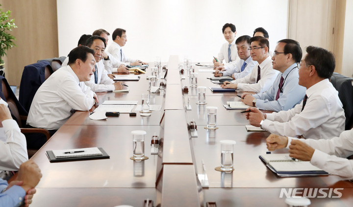 [서울=뉴시스] 전신 기자 = 윤석열 대통령이 11일 서울 용산 대통령실 청사 대회의실에서 열린 수석비서관회의를 주재하고 있다. 2022.05.11. photo1006@newsis.com