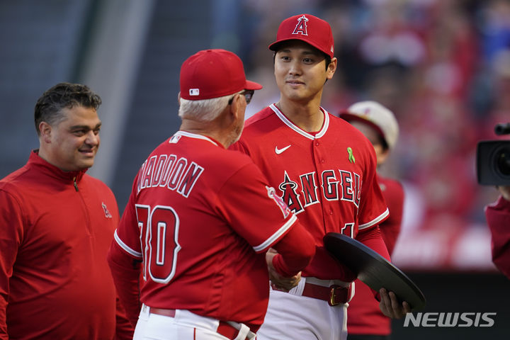 [애너하임=AP/뉴시스] 미국 프로야구 메이저리그(MLB)의 스타 선수 오타니 쇼헤이(30·LA다저스)의 ‘옛 스승’ 조 매든 전 LA에인절스 감독이 지난 2일(현지시각) 미국 스포츠 매체를 디애슬래틱을 통해 오타니의 전 통역사 미즈하라 잇페이(40)의 불법 도박 및 절도 파문에 대해 분노를 표했다. 사진은 LA 에인절스 시절 조 매든 전 감독과 오타니 쇼헤이. 2022.05.11