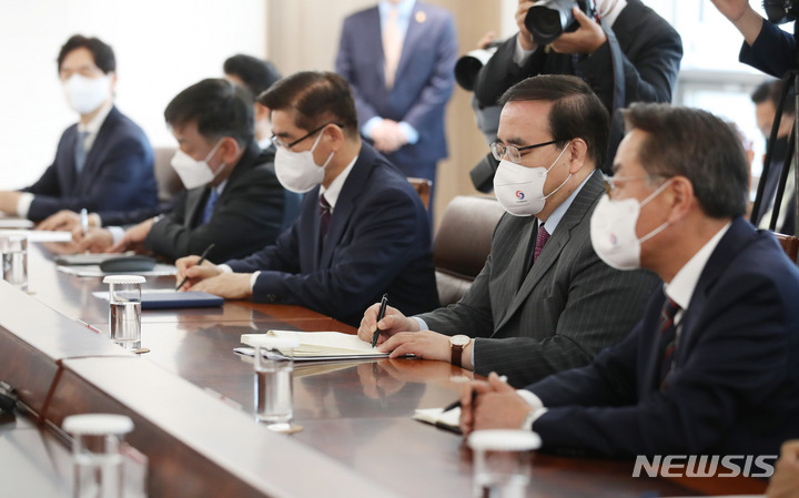[서울=뉴시스] 전신 기자 = 김성한 국가안보실장이 11일 서울 용산 대통령실 청사 대회의실에서 열린 수석비서관회의에서 윤석열 대통령의 발언을 메모하고 있다. 2022.05.11. photo1006@newsis.com