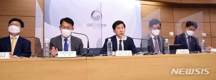 [세종=뉴시스] 강종민 기자 = 최상대 기획재정부 2차관이 지난 11일 세종시 정부세종청사에서 2022년 2차 추가경정예산안에 대해 브리핑 하고 있다. 2022.05.12. ppkjm@newsis.com