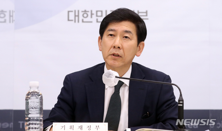 [세종=뉴시스] 강종민 기자 = 최상대 기획재정부 2차관이 지난 11일 세종시 정부세종청사에서 2022년 2차 추가경정예산안에 대해 브리핑 하고 있다. 2022.05.12. ppkjm@newsis.com